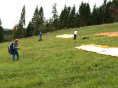 Se vpnemo v sedež in razprostremo jadralno padalo